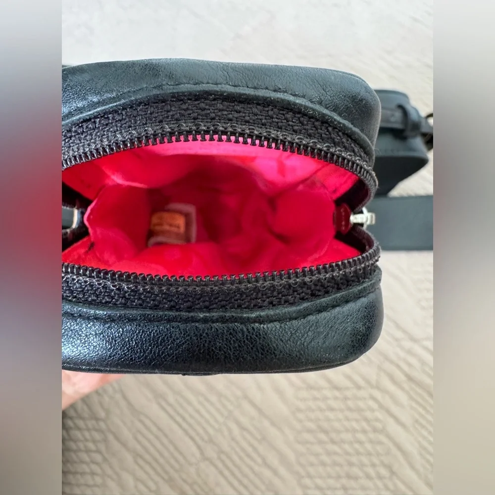 Authentic Chanel mini pouch for EarPod and viper comes with regular wide belt. - Picture 13 of 17